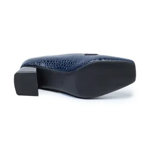 Vista dettagliata delle décolleté in vernice blu navy con stampa coccodrillo e tacco largo