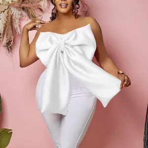 Elegante top a fascia bianco da donna con un grande fiocco decorativo sul davanti per lo stile