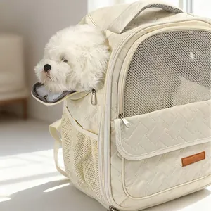 Mochila transportadora acolchada crema con malla transpirable para perros pequeños.