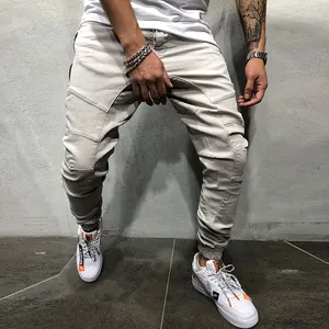 Pantalones cargo de hombre de ajuste relajado en gris claro con múltiples bolsillos