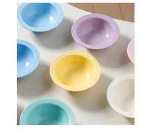 Vista dettagliata di ciotole in ceramica color pastello stile UFO su un tavolo bianco