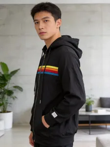 Vue détaillée d'un sweat à capuche noir à rayures arc-en-ciel avec profil latéral.