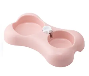 Vista lateral de un cuenco doble rosa en forma de hueso para comida y agua de mascotas