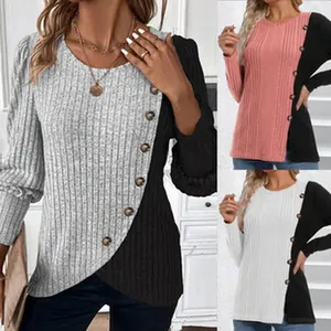 Vue détaillée de hauts en maille côtelée pour femmes en gris, rose et blanc, design bicolore