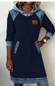Dettaglio del vestito con cappuccio patchwork in denim da donna e polsini a contrasto.
