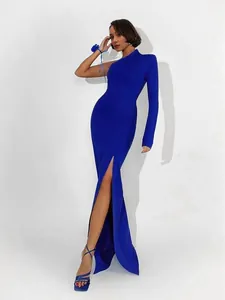 Primer plano de vestido de noche azul real de un hombro con una elegante abertura