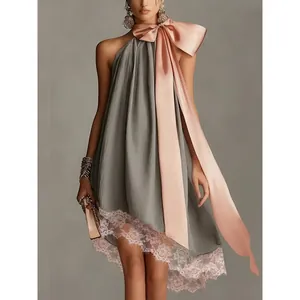 Elegante abito a sacco plissettato grigio con grande fiocco in raso rosa e pizzo