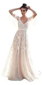 Elegante abito da sera lungo con ricami in pizzo bianco e profondo scollo a V