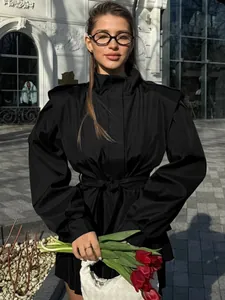 Eleganter schwarzer Damen-Trenchcoat mit Gürtel und langen Ärmeln für den Herbst-Streetstyle.