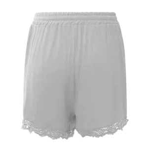 Vue détaillée d'un short d'été blanc avec bordure en dentelle et taille élastique