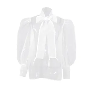 Detalle de la blusa blanca de malla estilo francés con lazo grande y mangas abullonadas