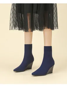 Detailansicht der marineblauen Strick-Stiefeletten mit Keilabsatz und eckiger Spitze