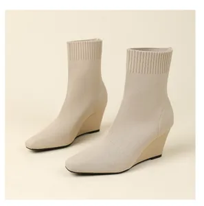 Beige spitze Strick-Keilstiefeletten mit 8cm Absatz, bequemer Socken-Stiefel-Stil.