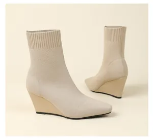 Detailansicht beige Strick-Stiefeletten mit Keilabsatz, Karree-Zehe und Rippstrickbund.