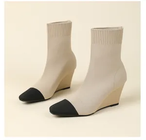 Detailansicht beige Strick-Socken-Stiefel mit schwarzer Kappe und Keilabsatz