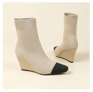 Detailansicht der Strickstruktur und des zweifarbigen Designs dieser Keilstiefeletten.