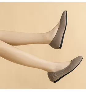 Détail en gros plan de ballerines en tricot beige confortables à bout rond pour femmes.