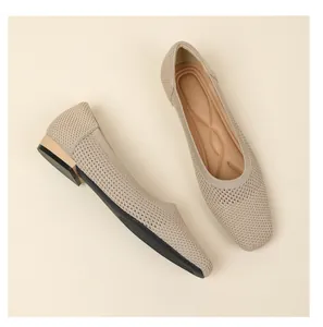 Vue de dessus de chaussures plates beiges en maille à bout carré et design respirant