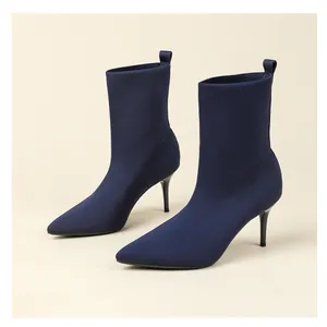 Vista laterale degli stivaletti a calza a spillo blu navy con punta ed eleganti.