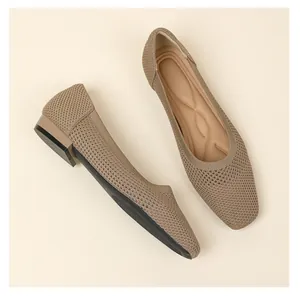 Élégantes ballerines en maille beige à bout carré avec texture ajourée respirante