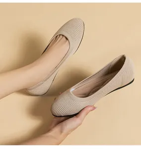 Détail de chaussures plates en maille beige montrant la texture côtelée