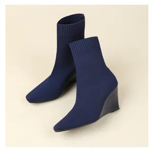Detailansicht der marineblauen Strick-Keilstiefeletten mit modischem quadratischem Zehenbereich