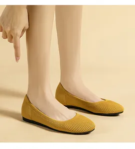 Vue détaillée de ballerines en tricot jaune avec texture respirante et bout rond