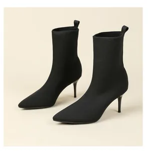Eleganti stivaletti in maglia nera con tacco a spillo e punta sottile e slanciata.