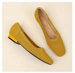 Vue détaillée des ballerines en flyknit jaune moutarde respirantes à bout carré
