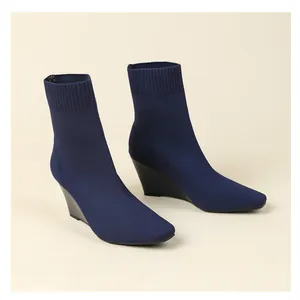 Detailansicht der dunkelblauen Strick-Stiefeletten mit Keilabsatz und Karree-Zehe