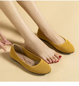 Détail des ballerines en tricot jaune avec tissu respirant et semelle intérieure douce