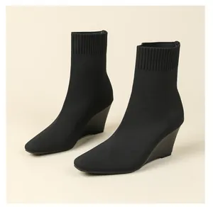 Detaillierte Ansicht der schwarzen Strick-Keilstiefeletten mit quadratischer Spitze.