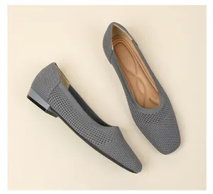 Vue détaillée de ballerines en maille grise respirante à bout carré et petit talon confortable
