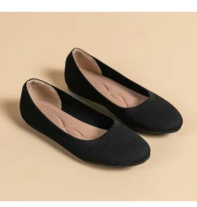 Vue détaillée de ballerines en maille côtelée noire avec semelles intérieures ergonomiques