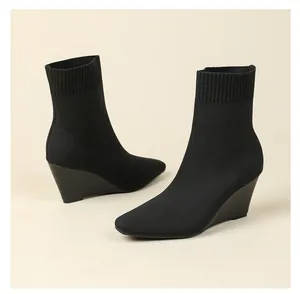 Detailansicht der atmungsaktiven schwarzen Strick-Keilstiefeletten mit 8 cm Absatz