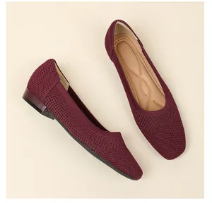 Vue détaillée de ballerines en tricot bordeaux avec bout carré et tissu respirant