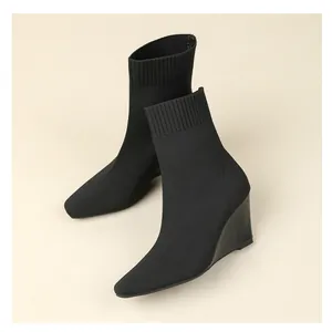 Detailaufnahme der schwarzen Strick-Keilstiefeletten mit eleganter quadratischer Zehenpartie