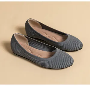 Gros plan de ballerines en tricot gris montrant la texture rayée et la semelle souple