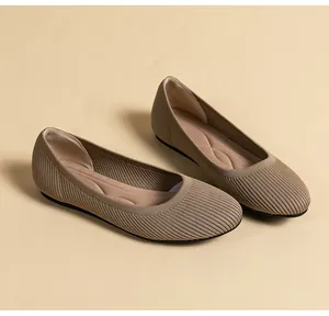 Vue détaillée des chaussures plates tricotées pour femmes avec texture côtelée douce