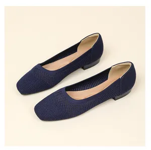Vue de dessus montrant la texture respirante en maille des ballerines bleu marine.