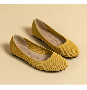Vue détaillée du tissu tricoté jaune moutarde et de la semelle intérieure souple.