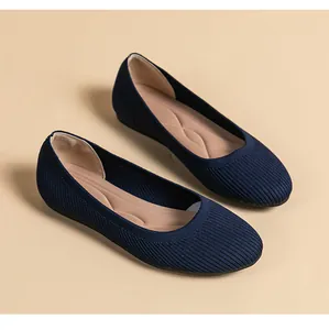 Détail de ballerines en tricot bleu marine avec bout rond et semelle souple confortable.