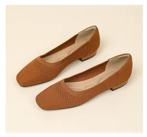 Vue détaillée des ballerines en maille marron respirantes avec un bout carré et petit talon