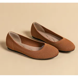 Vue détaillée de ballerines en tricot marron caramel avec texture côtelée et bout rond élégant