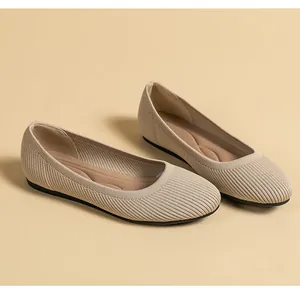 Gros plan de ballerines tricotées beiges avec texture côtelée et semelle souple.