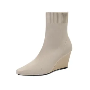 Elegante beige gestrickte Keilstiefeletten mit quadratischer Zehenpartie und 8cm Absatz