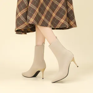 Eleganti stivaletti in maglia beige con tacco a spillo e punta affilata