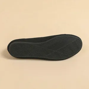 Vue de dessous des ballerines tricotées noires avec semelle en caoutchouc antidérapante