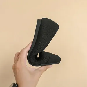 Ballerines en maille noire souple avec un bout rond confortable et semelle en caoutchouc