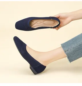 Détail montrant le tissu flyknit respirant et la semelle intérieure rembourrée de femme